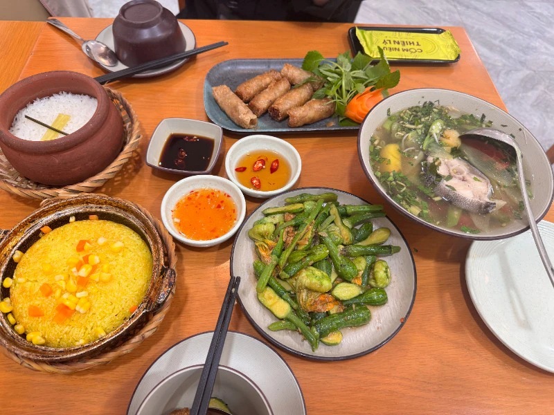 🍲 Thiên Lý 뚝배기밥 (Cơm Niêu Thiên Lý) – 투득 Tạ Hiện 거리

혹시 투득에 있는 Tạ Hiện 거리에 Thiên Lý 뚝배기밥 아시나요?
지나가다가 우연히 들어갔는데, 첫인상부터 “여긴 뭔가 제대로다~” 싶었답니다.

제가 제일 먼저 시킨 건 당연히 뚝배기 밥!
바삭한 누룽지는 고소하고, 안쪽 밥은 따끈따끈하면서도 ... | 이서현