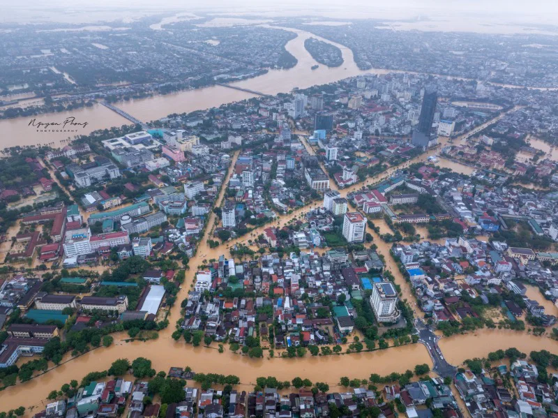 요즘 후에 (Hue) 상황이 너무 안타까워요...
비가 계속 내리고 홍수도 심해져서 전기와 수도가 끊겼다고 해요.
중부 지역, 특히 후에에 계신 모든 분들이 이번 어려운 시기를 잘 이겨내시길 진심으로 바랍니다... 😢

#후에 #중부지역 #폭우주의 #자연재해 | 이서현