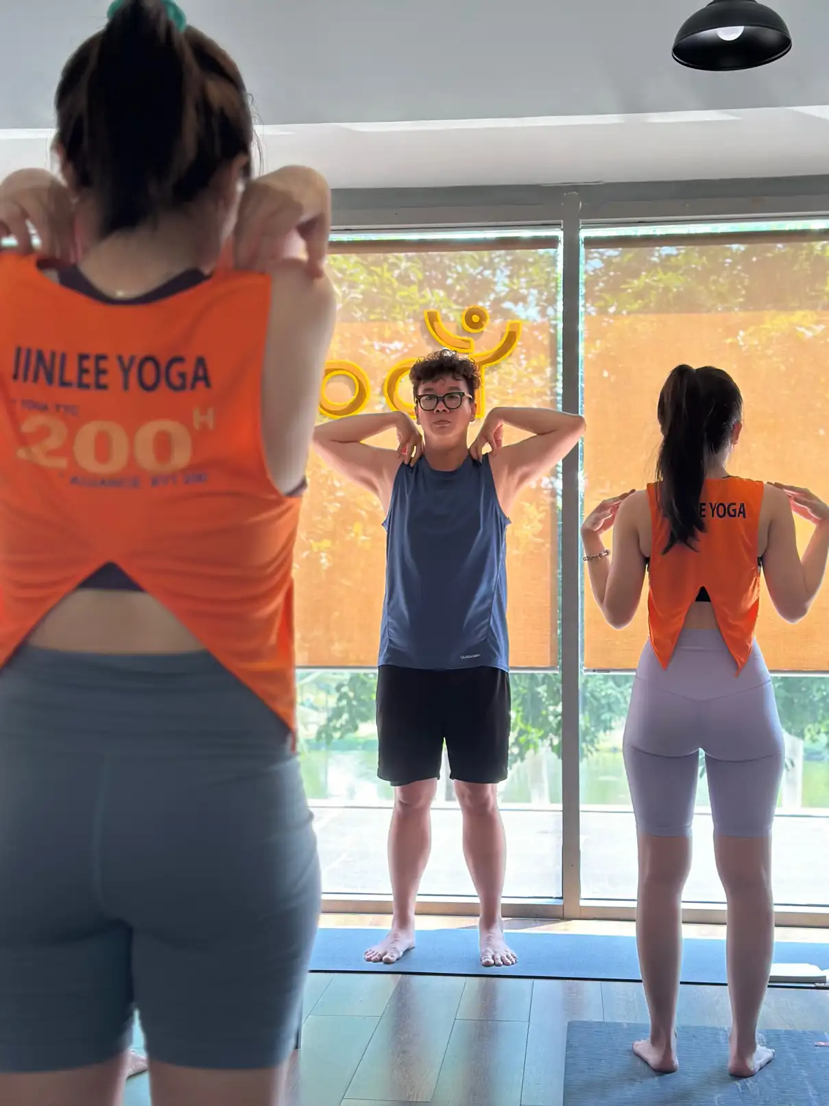 Basic yoga for beginners/office workers who want to lose weight and stay fit