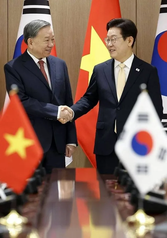 🇻🇳🤝🇰🇷 베트남–한국, 공식 방문 축하…관계 발전 기대 | 양측은 회담을 통해 한-베트남 포괄적 전략 동반자 관계 발전 방안에 대해 폭넓게 의견을 교환했습니다.
이번 회담에서 양국은 변화하는 국제 환경 속에서 실용적이고 미래지향적인 협력의 중요성에 대해 인식을 함께했습니다.

이러한 공감대를 바탕으로 양측은 「한-베트남 포괄적 전략 동반 ... | KimNgan184