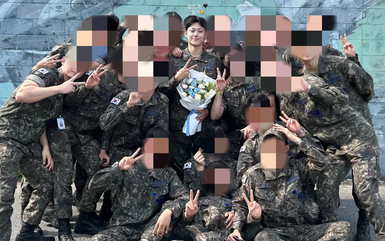🎉 이도현, 21개월의 공군 복무를 마치고 드디어 전역!!!

오늘 아침, 기자 없이 조용히 전우들과 따뜻한 인사를 나누며 전역했다고 해요.
함께한 군생활을 마무리하며 조용히 떠나는 모습까지 멋짐 폭발 ❤ | Thu_Phan