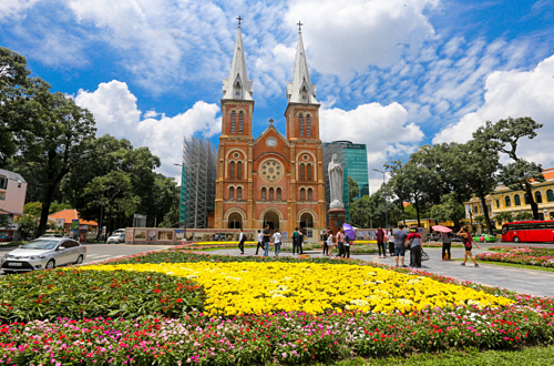 TOUR DISCOVERING HO CHI MINH CITY FREELY WITH GUIDE VIVIAN