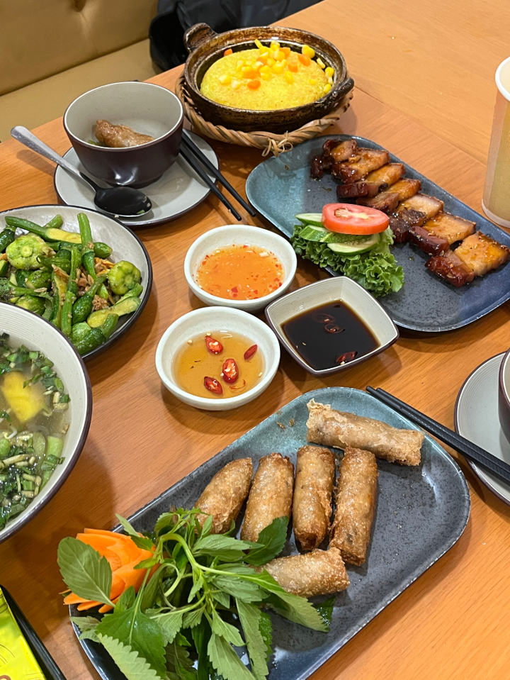🍲 Thiên Lý 뚝배기밥 (Cơm Niêu Thiên Lý) – 투득 Tạ Hiện 거리

혹시 투득에 있는 Tạ Hiện 거리에 Thiên Lý 뚝배기밥 아시나요?
지나가다가 우연히 들어갔는데, 첫인상부터 “여긴 뭔가 제대로다~” 싶었답니다.

제가 제일 먼저 시킨 건 당연히 뚝배기 밥!
바삭한 누룽지는 고소하고, 안쪽 밥은 따끈따끈하면서도 ... | 이서현