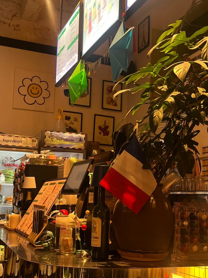 오늘은 날씨가 선선해서 오랜만에 1군의 오래된 아파트 안에 있는 카페에 들렀어요☕️
아파트 안에 있어서 그런지 정말 조용하고 분위기가 너무 편안했어요✨
직원분들도 너무 친절하시고, 메뉴가 다른 카페랑 좀 달라서 하나하나 친절하게 추천도 해주셨어요!

제가 특히 마음에 들었던 건 과일차🍑🍋
모두 생과일로 직접 우려내고 설탕을 전혀 넣지 않아요.  ... | 이서현