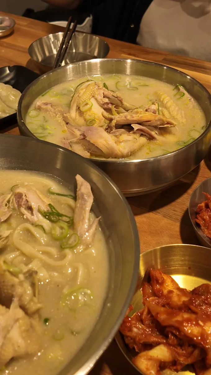 Lần đầu tiên mình được ăn gà hầm mềm đến mức chạm nhẹ là tan ngay trong miệng 🤤
Quán tên là An Yang, nằm ở Thảo Điền nha mọi người!

Mình và bạn đã gọi một phần mì sợi thịt gà và soup gà hầm. Ph ... | Thu_Phan