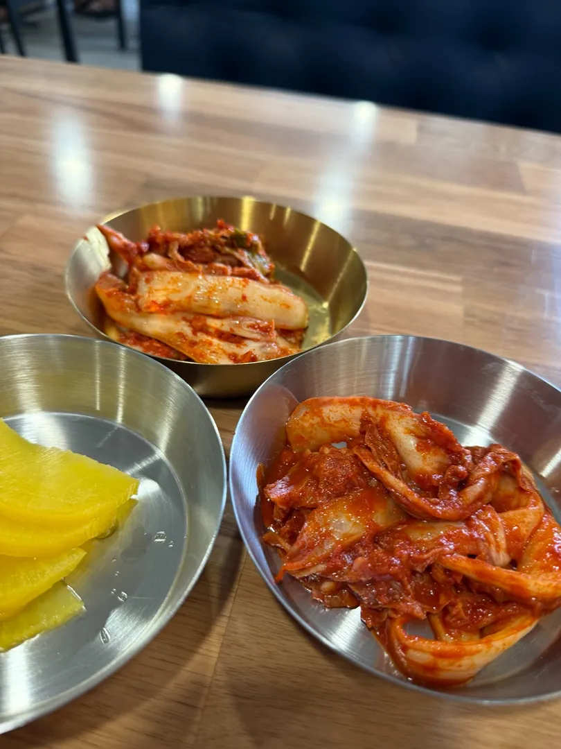 언양 닭칼국수 - AnYang Restaurant | 이번에 타오디엔에 새로 오픈했다고 해서
언양 닭칼수 다녀왔습니다.

사장님이 친절하게 메뉴 설명도 해주시고,
김치는 매운맛/기본 두 가지로 나와서 선택 가능했던 점도 좋았어요.
무엇보다 닭이 정말 부드러워서 먹는 내내 감탄!
국물도 깊고 진한 편이라, 다음엔 닭곰탕에 도전해보려고요.

삼성하늘병 ... | 사이공도미닉