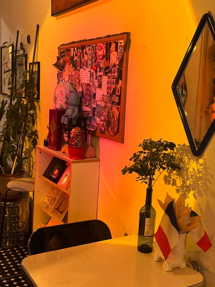 오늘은 날씨가 선선해서 오랜만에 1군의 오래된 아파트 안에 있는 카페에 들렀어요☕️
아파트 안에 있어서 그런지 정말 조용하고 분위기가 너무 편안했어요✨
직원분들도 너무 친절하시고, 메뉴가 다른 카페랑 좀 달라서 하나하나 친절하게 추천도 해주셨어요!

제가 특히 마음에 들었던 건 과일차🍑🍋
모두 생과일로 직접 우려내고 설탕을 전혀 넣지 않아요.  ... | 이서현