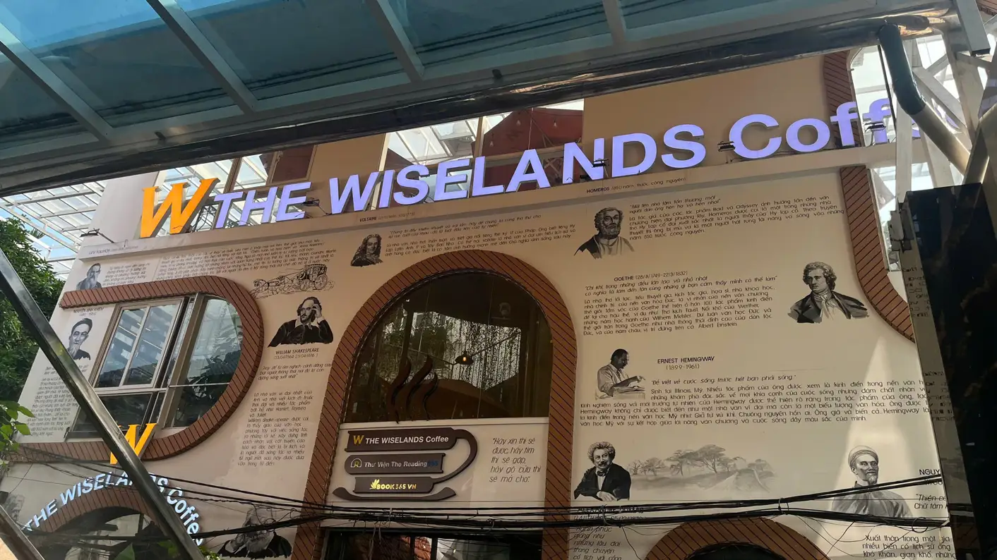 The Wiselands Coffee - Book café in HCM ~ | 책 읽는 걸 좋아하고, 책과 커피를 함께 즐길 수 있는 공간을 찾고 있다면, The Wiselands Coffee(디엔비엔푸 216번지, 3군)에 한 번 들러보세요.
카페는 넓고 조용하며, 식물이 가득해서 분위기는 넘 편안해요. 무엇보다 5,000권이 넘는 다양한 장르의 ... | Thu_Phan