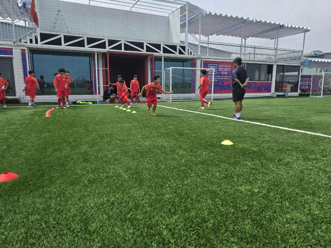 Bài học bóng đá
1:1
1:2
1:3
1:4
Kinh nghiệm bóng đá 29 năm
Với tư cách là huấn luyện viên bóng đá chuyên nghiệp 
tiến hành đào tạo ở cấp độ cao.
Đang diễn ra từ cầu thủ bóng đá chuyên nghiệp Việt Nam đến thanh thiếu niên. - 1