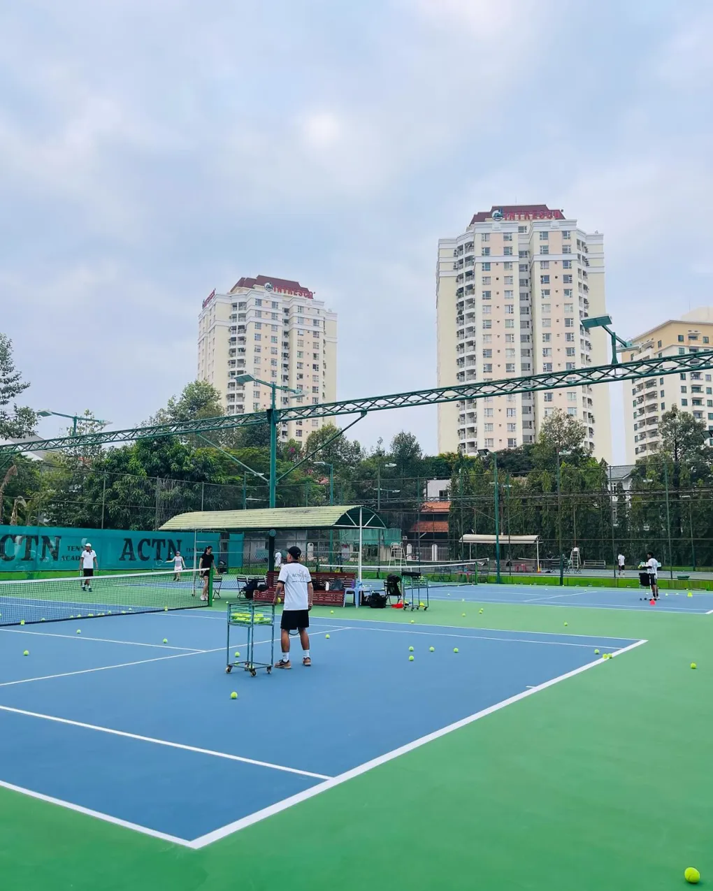 THUÊ SÂN TENNIS TẠI QUẬN 2 - CHƠI TENNIS VỚI SÂN CHUẨN QUỐC TẾ NGAY TẠI TP.HCM - 2