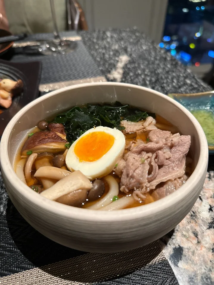 Towa - Japanese Cuisine

맛은 솔직히 평범했지만, 분위기로 모든 걸 커버한 Towa.
뷔페 메뉴라서 뭐 먹을지 고민할 필요도 없이 막 시킬 수 있어서 마음 편했습니다. 

앉고 보니 창가 자리는 전부 여성분들.
맞은편 남성분들은 전부 사진기사 모드 😂😂

데이트 장소로 오신다면, 센스 있게 창가 자리는 여성분께 양보하는 걸  ... | HyunSoo