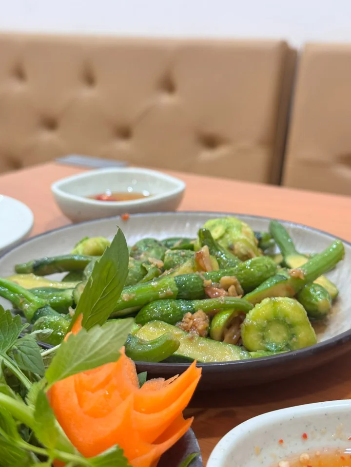 🍲 Thiên Lý 뚝배기밥 (Cơm Niêu Thiên Lý) – 투득 Tạ Hiện 거리

혹시 투득에 있는 Tạ Hiện 거리에 Thiên Lý 뚝배기밥 아시나요?
지나가다가 우연히 들어갔는데, 첫인상부터 “여긴 뭔가 제대로다~” 싶었답니다.

제가 제일 먼저 시킨 건 당연히 뚝배기 밥!
바삭한 누룽지는 고소하고, 안쪽 밥은 따끈따끈하면서도 ... | 이서현
