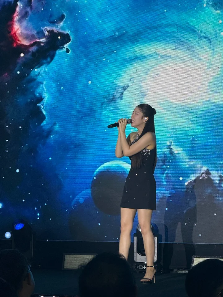 임창정 30주년 콘서트가 호짬에서 열린다는 소식을 듣고,
지인분 덕분에 좋은 자리로 다녀왔습니다!

객석 분위기부터 무대 연출까지 모든 게 기대 이상이었고
자리도 워낙 좋아서 공연을 가까이에서 생생하게 즐길 수 있었어요.
(정**이사님 감사합니다!!)

임창정님 특유의 유머러스한 말투와 센스 있는 진행,
그리고 역시나 압도적인 가창력까지…
라이브로 ... | 사이공도미닉