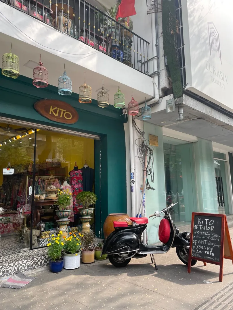 길 걷다가 우연히 마주친 클래식 베스파. 🛵✨
지나치려다가 멈춰서 한참 쳐다봤다.

이런 빈티지한 감성이 참 좋다.
세월이 지나도 멋은 그대로.

괜히 사진 한 장 남겨봄. 

#클래식 #420 | SpicyBrown
