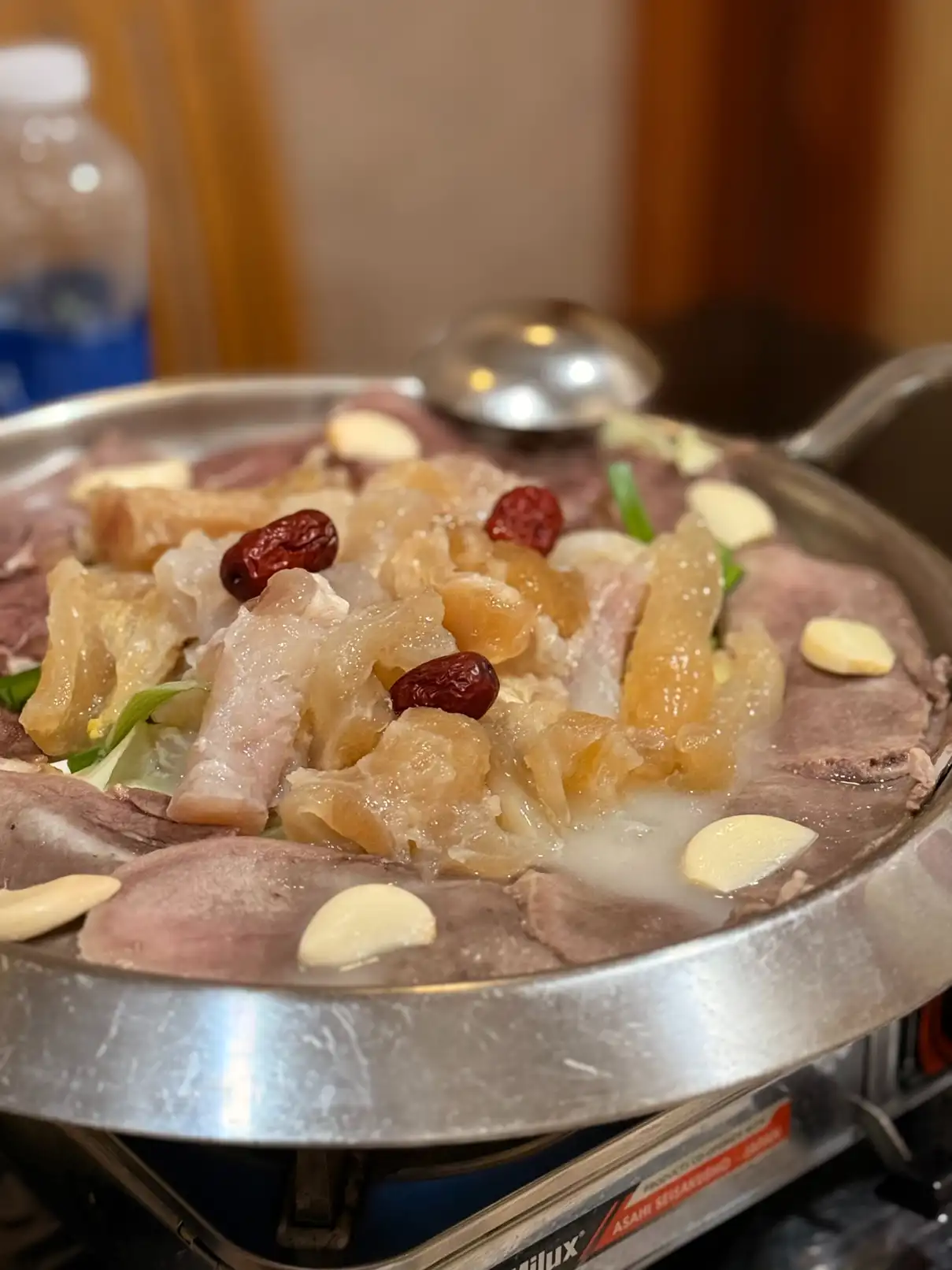기운이 좀 없다 싶을 땐, 뭐라도 챙겨 먹어야죠.
그래서 도가니 전골 한 그릇.

오랜만에 1군 몸보신에서 몸보신 좀 했습니다.
이럴 땐 괜히 마음도 좀 든든해지는 것 같네요.

#도가니전골 #소소한몸보신 #건강챙기기 | 사이공도미닉