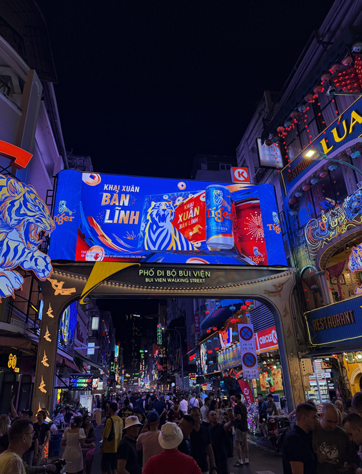 오랜만에 부이비엔 워킹스트리트.

여전히 사람 많고, 여행객도 많고.
근데 묘하게 예전보다는 덜 붐비는 느낌.

한때는 진짜 줄 서서 걸었던 것 같은데
지금은 그냥 천천히 걸을 수 있을 정도랄까.

그래도 이 특유의 분위기는 여전히 그대로네.

#부이비엔 #불금 | NomadT