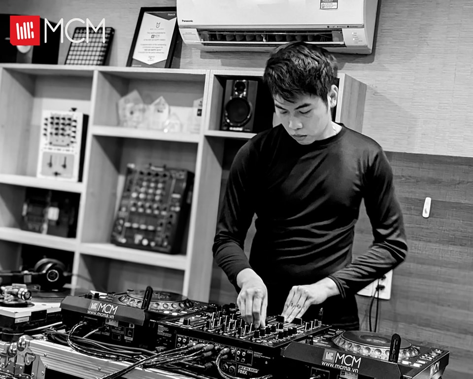MCMA의 DJ 코스로 파티의 주인공이 되세요!