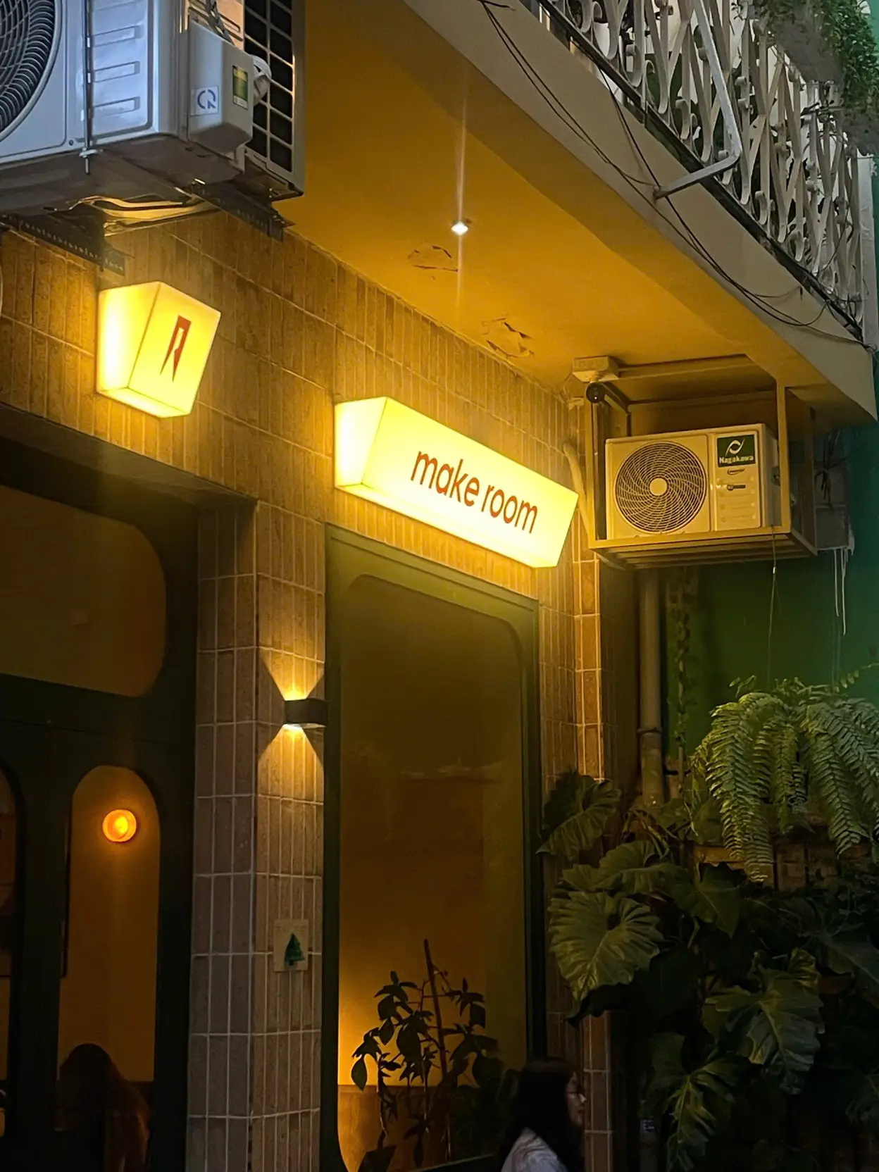● Make Room Cafe - 41/4 Calmette, Nguyễn Thái Bình, 1군, 호치민시● | Make Room Cafe는 LP 음악을 좋아하고 아늑한 분위기를 선호하는 분들에게 딱 맞는 새로운 카페예요. 평일에는 한적하지만, 주말에는 조금 붐빌 수 있으니 참고하세요.

제가 방문했을 때도 손님이 많았지만, 대부분 조용히 작업하 ... | NjanHuy