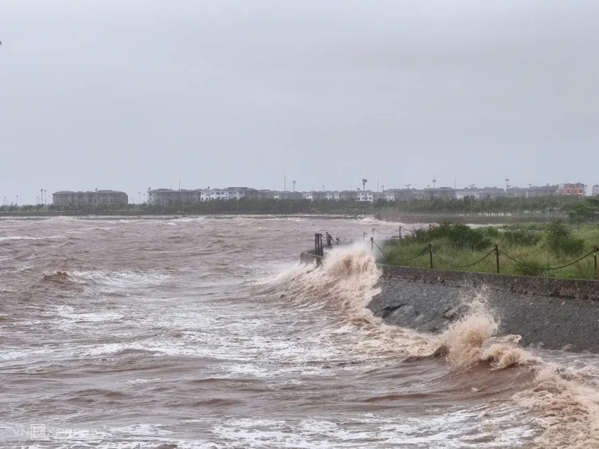 태풍 위파(Wipha)의 소용돌이 구름, 하노이 접근 중

태풍 위파의 북부 소용돌이 구름이 하노이 지역으로 이동하며 계속해서 발달 중입니다. 이로 인해 선떠이(Sơn Tây), 타익텃(Thạch Thất), 푹토(Phúc Thọ) 등 외곽 지역에 비가 내리고 있습니다.
국가기상수문예보센터(NCHMF)에 따르면 위성 사진, 낙뢰 위치 정보, 기상  ... | KimNgan184