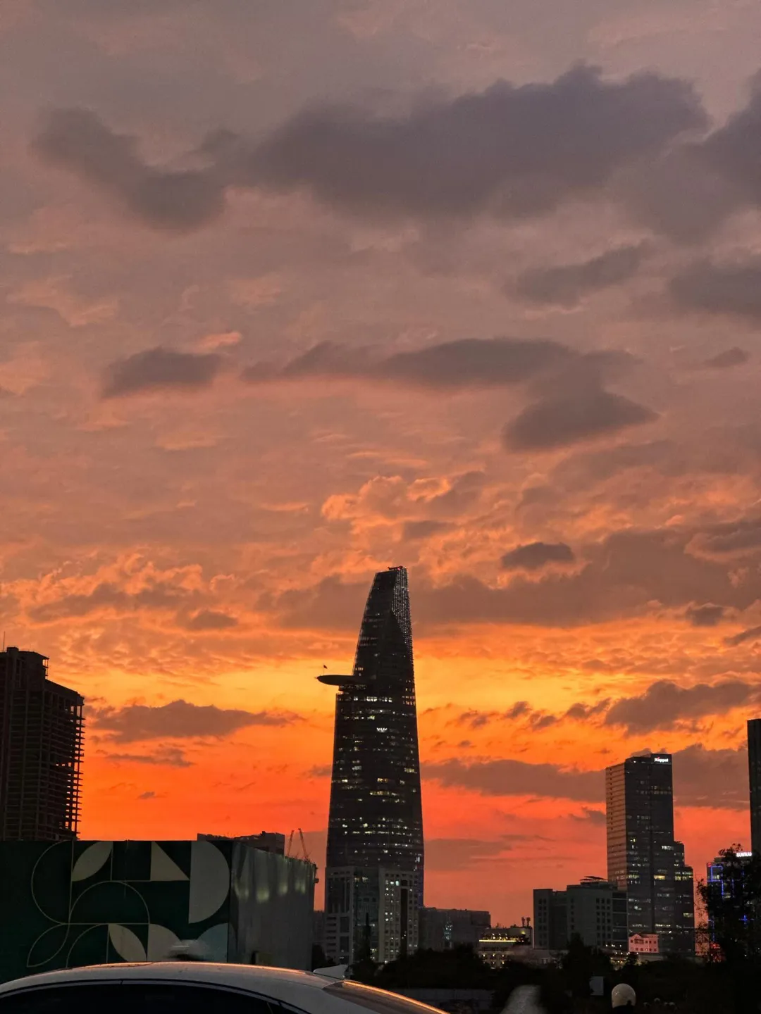 여름이 드디어 사이공에 찾아왔어요.
사이공의 여름은 덥지만, 해질 무렵 풍경은 이렇게나 아름답잖아요… | Thu_Phan