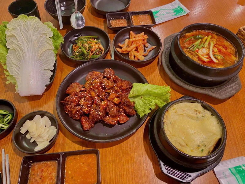 7군에 있는 한국 식당 ✨ YeolKwang✨ 
한국 음식을 제대로 맛보고 싶을 때, 비행기 탈 필요 없이 호치민 7군 YeolKwang 으로 가면 딱이에요!

첫인상은 매장이 넓고 아늑하게 꾸며져 있어 가족 모임이나 친구들과 방문하기에 딱 좋았어요.👍
대표 메뉴:
족발찜: 오래 푹 삶아 피부는 쫄깃, 고기는 부드럽고 양념이 잘 배어 있어요. 상 ... | KimNgan184