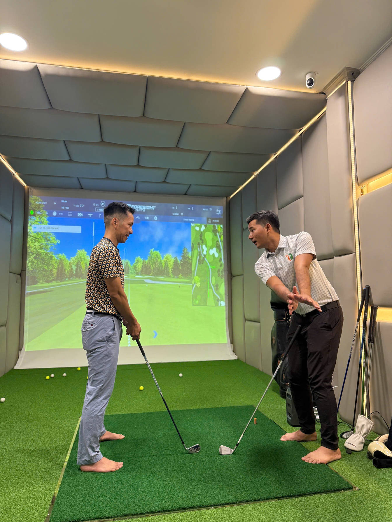 Indoor and outdoor golf classes