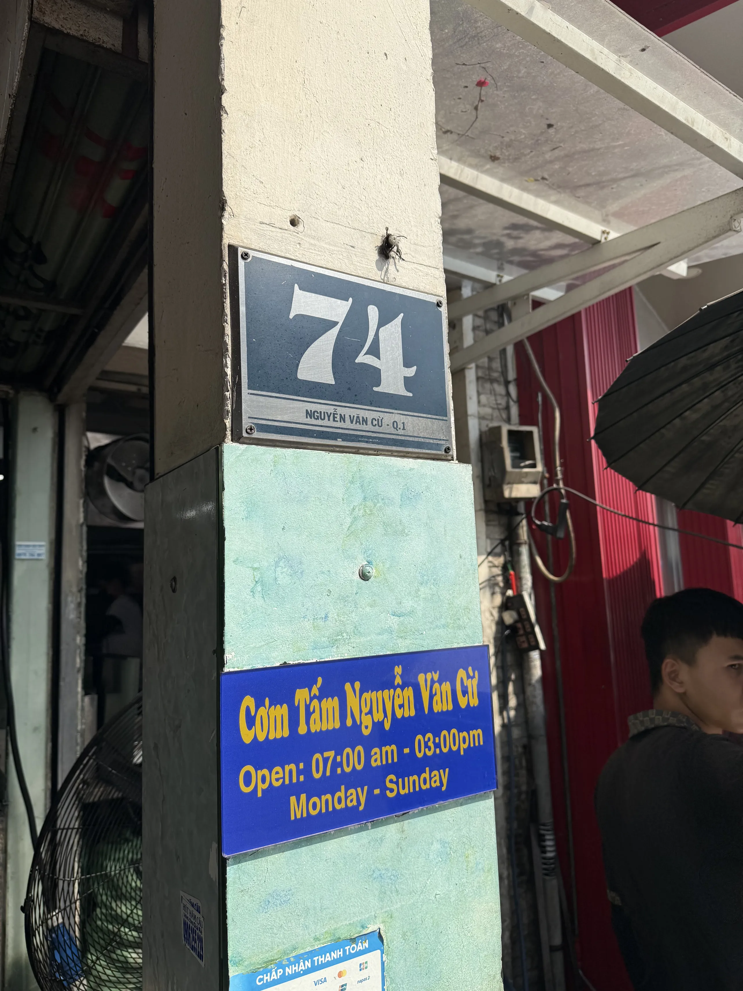 껌 땀 맛집으로 워낙 유명한 응우엔 반 꾸.
평이 은근 갈려서 미뤄두다가, 
오늘은 오랜만에 돼지갈비가 생각나서 점심 겸 다녀왔습니다.

입구에서부터 바로 느껴지는 불향 + 비주얼 조합이 먼저 시선을 확 끌고,
맛은 확실히 일반 로컬 집보다는 한국 사람 입맛에 딱 맞게 양념이 잘 베어 있는 스타일

다만 리뷰처럼 가격대는 살짝 높은 편.
계란 추가 ... | 사이공도미닉