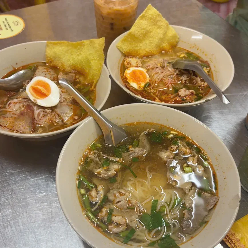 주말에 친구랑 태국식 쌀국수를 먹으러 다녀왔어요. 🍜🔥
매웠지만 정말 맛있었어요!
다 먹고 나서는 입을 달래려고 말차 한 잔 시켜서 이런저런 이야기 나누면서 수다를 떨었어요. 💚
요즘 일상 이야기부터 연애 얘기까지... 웃고 떠들다 보니 시간이 훌쩍 지나갔네요.
이렇게 소소한 하루가 제일 힐링이에요. :))))) #태국음식 #친구 #주말 | KimNgan184