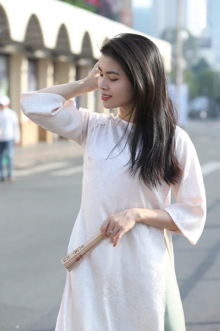 아름다운 베트남의 전통을 아오자이와 함께 기념하세요. 특별한 추억을 남길 준비가 되셨나요?

✨ "아오자이(Ao Dai)"는 베트남의 전통을 대표하는 우아한 의상입니다. 여러분의 특별한 순간을 가장 아름답게 담아드리겠습니다. 지금 예약하세요! 📸❤️

Honoring the beauty of Vietnam through every flow of  ... | lamhieuthuanstudio