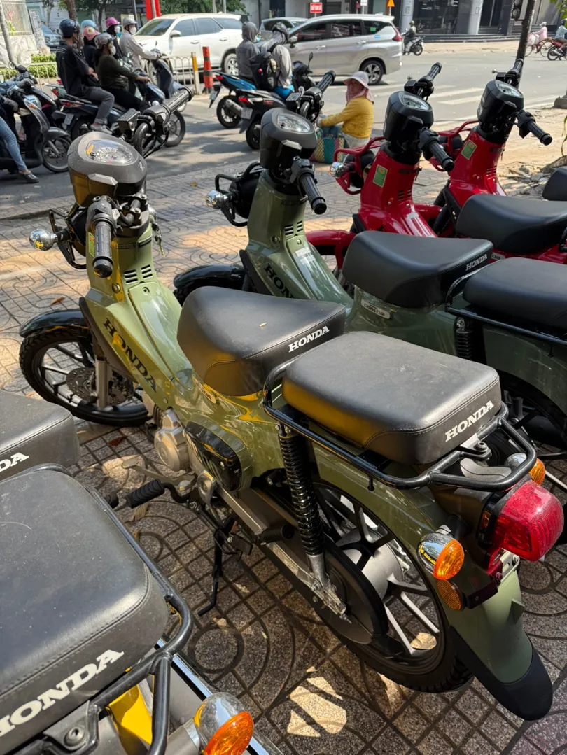 Yamaha PG-1 (115cc)

오늘 5군에 갔다가 우연히 최근 관심 있던 Yamaga PG-1이 전시된 걸 봤습니다. 
직접 보니 더 끌리네요. 🤫🤫

#Yamaga #PG-1 #115cc | 6ixgo