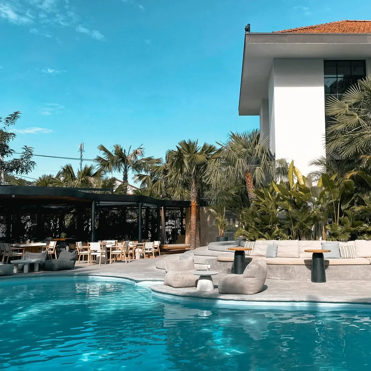 The Brix là một ốc đảo nhiệt đới ngay giữa lòng Sài Gòn, nơi bạn có thể trốn khỏi ồn ào phố thị để chìm đắm trong bầu không gian xanh mát và thư giãn. Nhà hàng được thiết kế như một resort nhỏ vớ ... | Eunhye