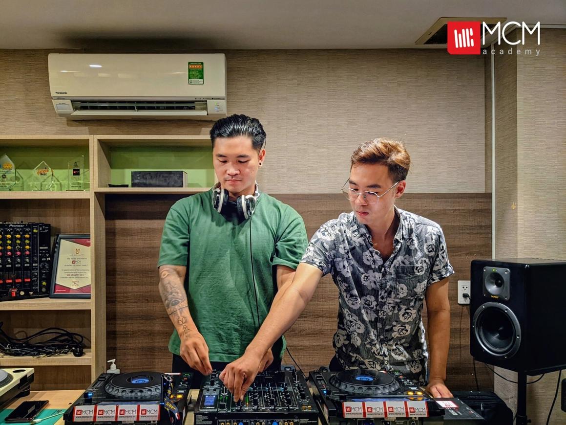MCMA의 DJ 코스로 파티의 주인공이 되세요!