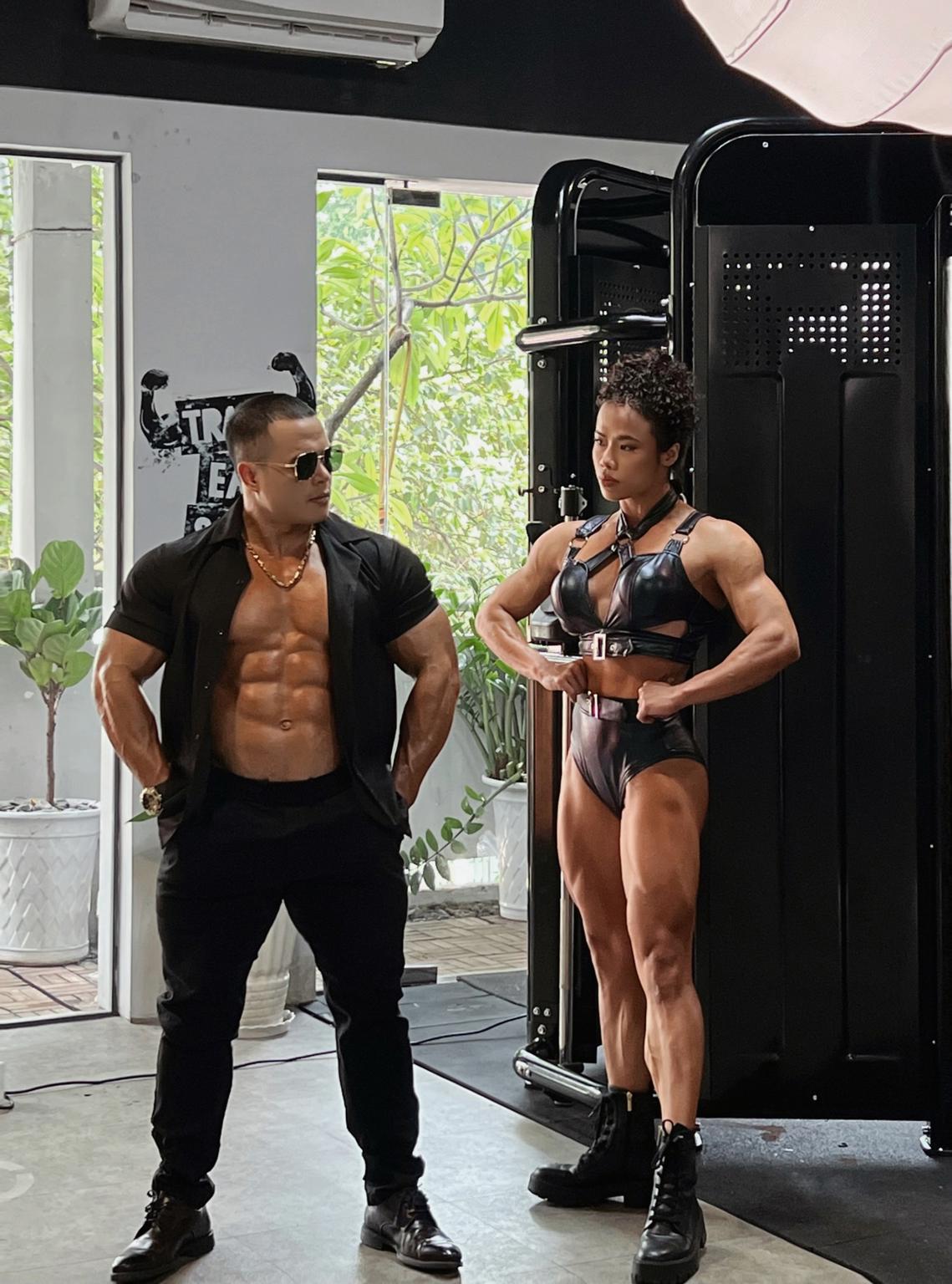 전문적인 남성/여성 PT와 함께하는 맞춤형 수업으로 신체적으로 획기적인 발전을 이루세요.