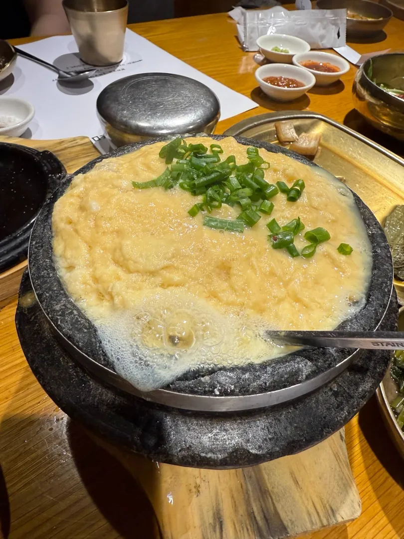 오랜만에 호치민에 놀러온 지인 덕분에
경복궁에서 소고기 한 판, 제대로 먹고 왔습니다. 🥩

이야기도 많고, 웃을 일도 많았던 며칠.
근데 보내고 나면 또 괜히 헛헛하네요.

늘 그렇듯, 좋은 시간은 참 빨리 지나가네요. | 사이공도미닉