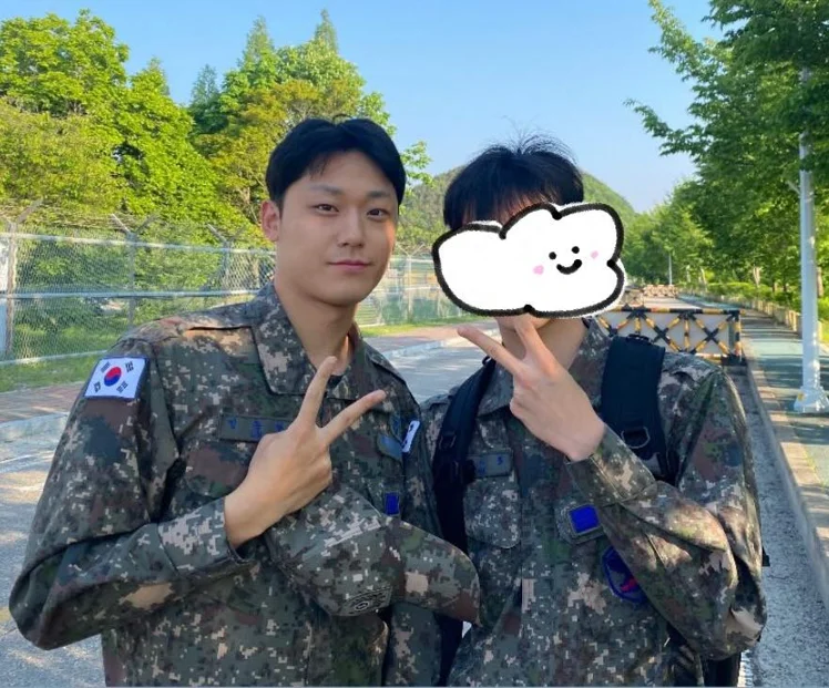 🎉 이도현, 21개월의 공군 복무를 마치고 드디어 전역!!!

오늘 아침, 기자 없이 조용히 전우들과 따뜻한 인사를 나누며 전역했다고 해요.
함께한 군생활을 마무리하며 조용히 떠나는 모습까지 멋짐 폭발 ❤ | Thu_Phan