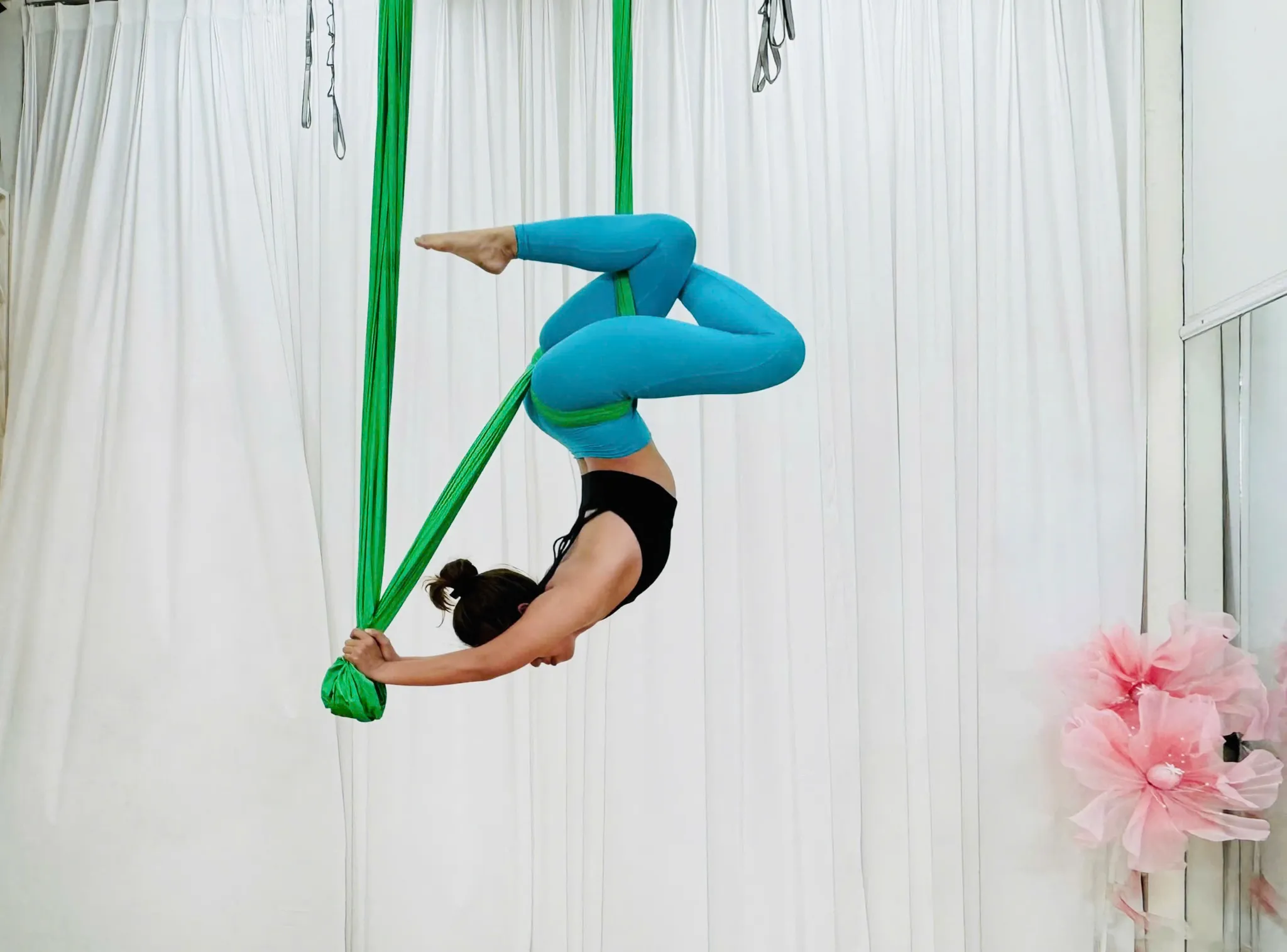 WITH A YOGA EXPERT WITH 10 YEARS OF EXPERIENCE IN EFFECTIVELY AND SAFELY CARING FOR YOUR BODY