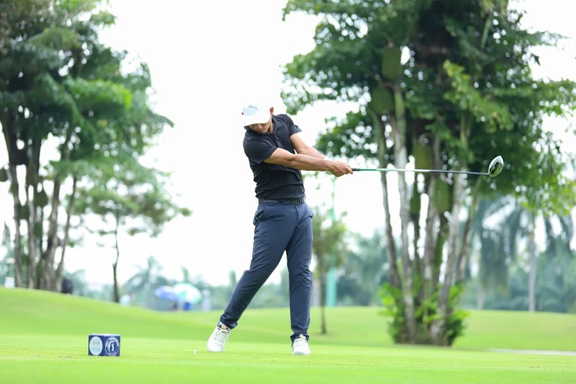 Indoor and outdoor golf classes