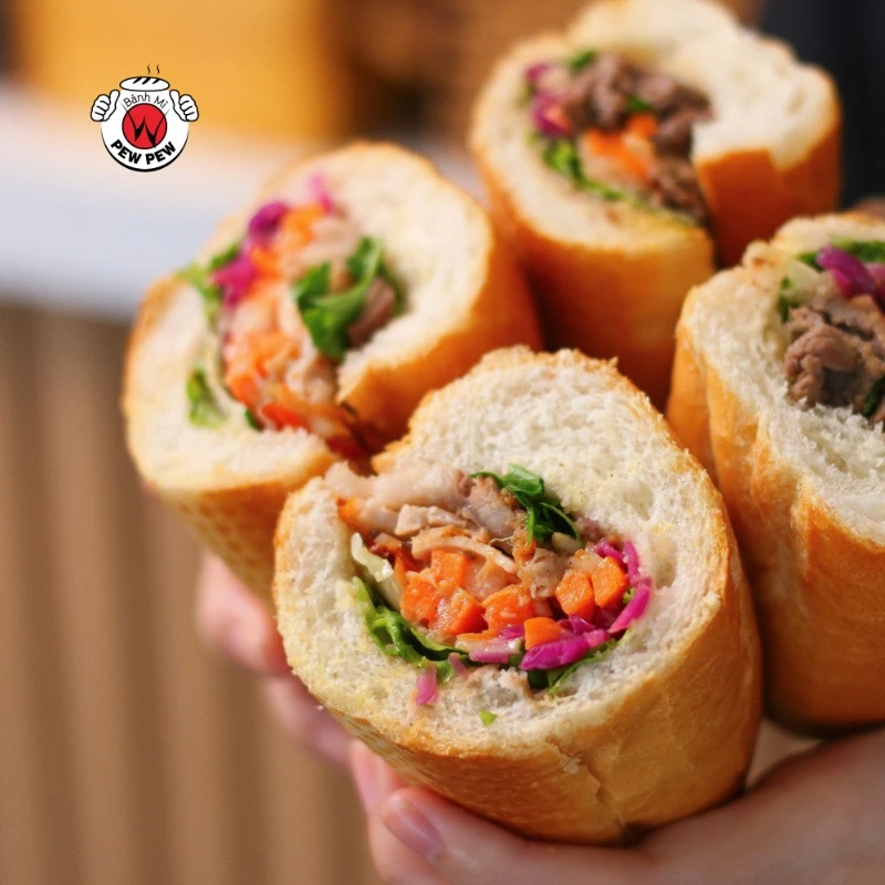 PewPew 반미 | 🥖 Pew Pew 반미 – Chi nhánh Đường D5, Bình Thạnh
빈탄에 있는 D5 거리, 요즘 핫플로 떠오르고 있는 거 아시나요?
이 근처에 지나가다가 우연히 발견한 Pew Pew Bánh Mì,
이름부터 인상 깊어서 ‘어? 여긴 꼭 먹어봐야겠다!’ 싶었어요.

제가 고른 메뉴는 바로 '반미 탑깜 (thập ... | 이서현
