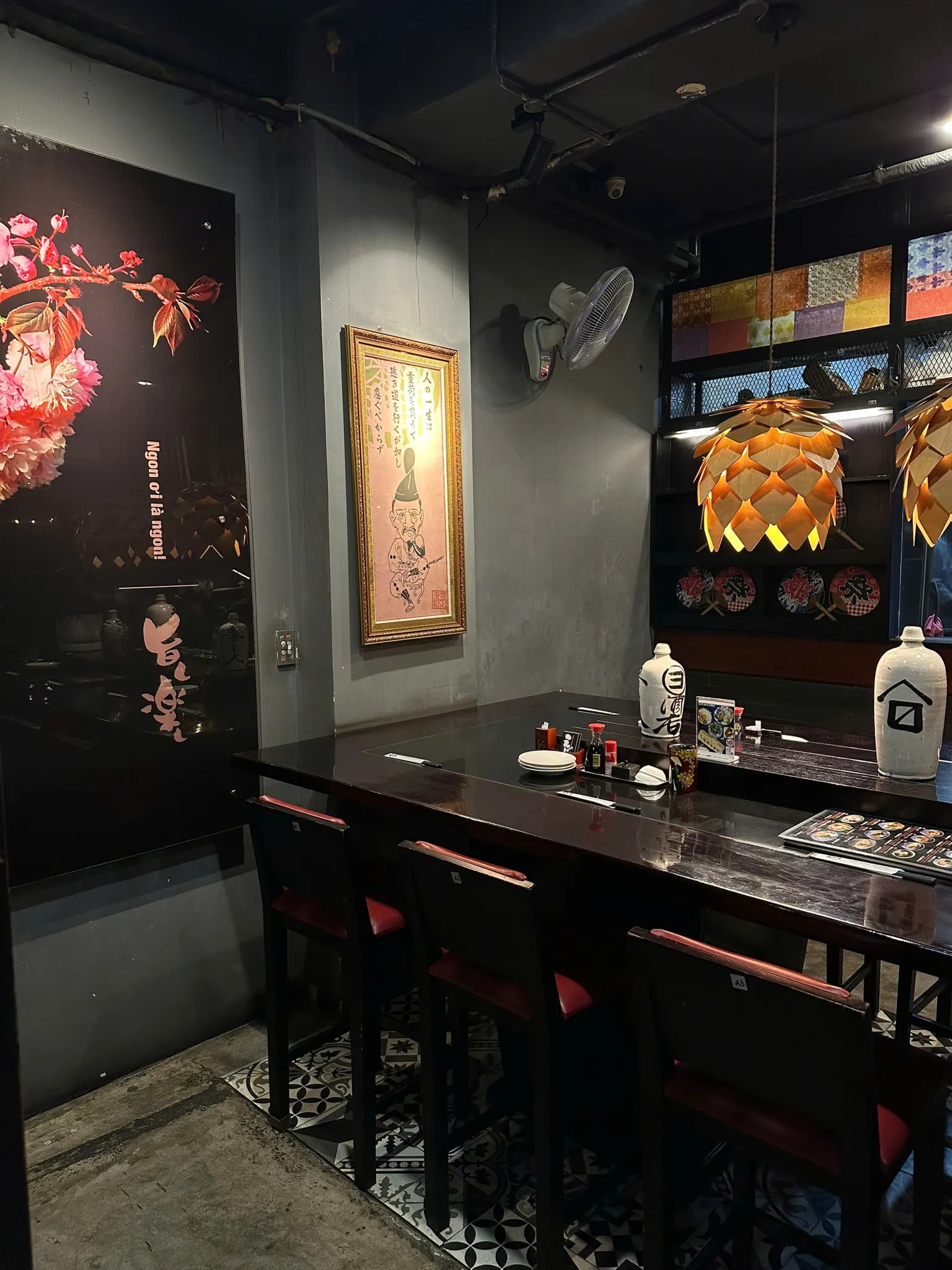 에비스 우동 & 스시 – 한 점의 신선함으로 만나는 일본의 맛

사이공 2군 구의 분주한 거리 속,
소박하지만 정갈한 일본의 감성을 품은 곳,
Ebisu Udon & Sushi.

문을 열면 은은한 조명과 따뜻한 목재 향,
정리된 스시 바가 가장 먼저 반겨줘요.
혼자 와도 편하고, 데이트나 가벼운 모임에도 잘 어울리는 아늑한 분위기.

이곳의 시그 ... | KimNgan184