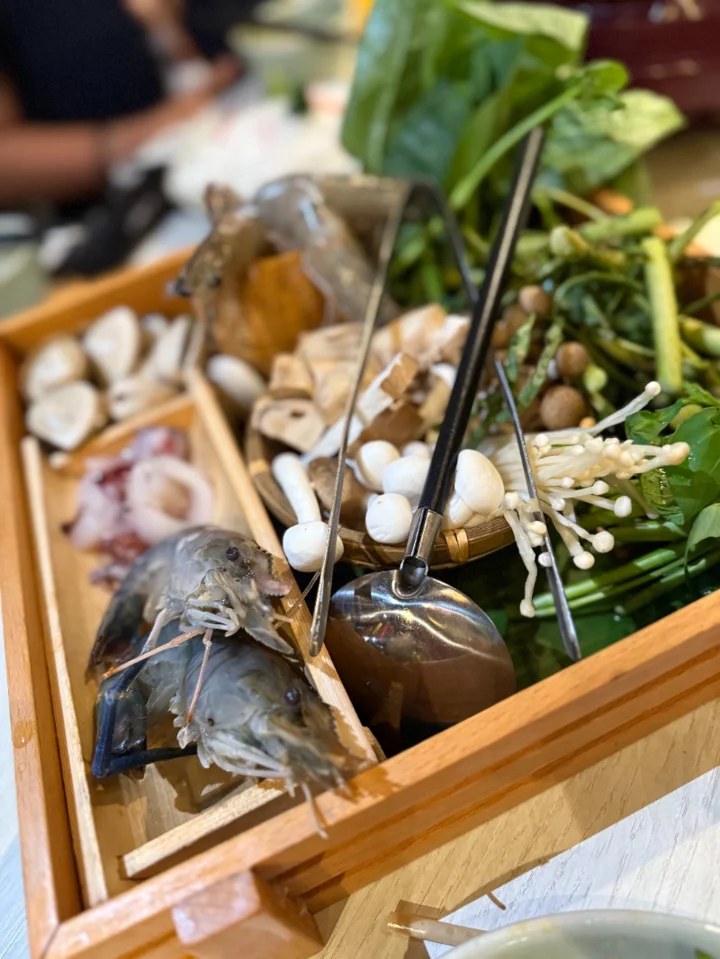Som Tum Thai - Estella
오랜만에 태국 여행 땡기게 하는 타이식당 🇹🇭

예전엔 가끔 찾아 먹던 타이 음식이, 동남아 살다 보니 오히려 관심 밖이었는데…
여기 덕분에 오랜만에 맛있게 점심 즐겼네요 😋😋 

호치민에서 팟타이 생각날 때 딱 좋은 곳!

#SomTumThai #호치민타이식당 #호치민팟타이맛집 | HyunSoo