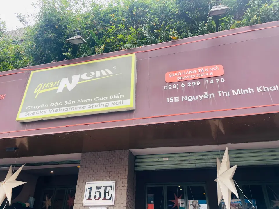 한국에서 손님이 오시면 꼭 한 번은 분짜를 먹으러 가게 되는데요, 
이번에도 어김없이 유명한 꽌넴에 다녀왔습니다. 🍴✨

맛은 역시나 기대를 저버리지 않아요. 
하지만 요즘은 너무 유명해져서 사람이 많고, 대기 시간도 꽤 길더라고요. 😅

호치민에서 분짜 맛집으로는 1군의 꽌넴과 7군의 분짜하노이가 자주 언급되는데요, 
혹시 또 다른 추천할 만 ... | 6ixgo