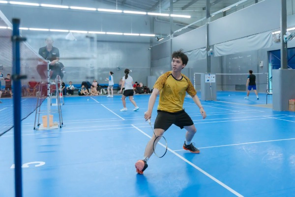 Play Badminton with a Coach Who Has Nearly 10 Years of Experience