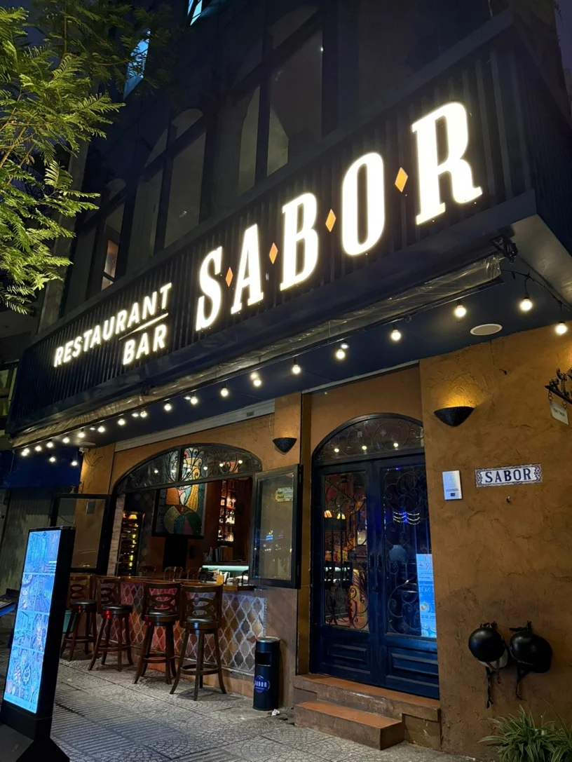 어제 1군에 있는 SABOR 다녀왔는데 분위기 진짜 좋았다.
조명도 따뜻하고 음악 흐르는 거까지 완벽 ✨
음식 나오자마자 비주얼에 감탄하고, 한 입 먹고 바로 만족 😌

와인이랑 같이 먹으니까 분위기 더 살아서 시간 가는 줄 모르고 수다 떨었음.
여기 오면 꼭 와인이랑 같이 즐겨야 한다는 거, 강추! | PinkMochi