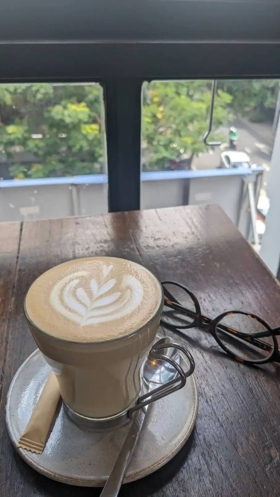 Have a specialty coffee and garlic oil pasta (aglio olio) for brunch 
Location: The workshop coffee - 27 Ngo Duc Ke, District 1 | Quan_Nguyen