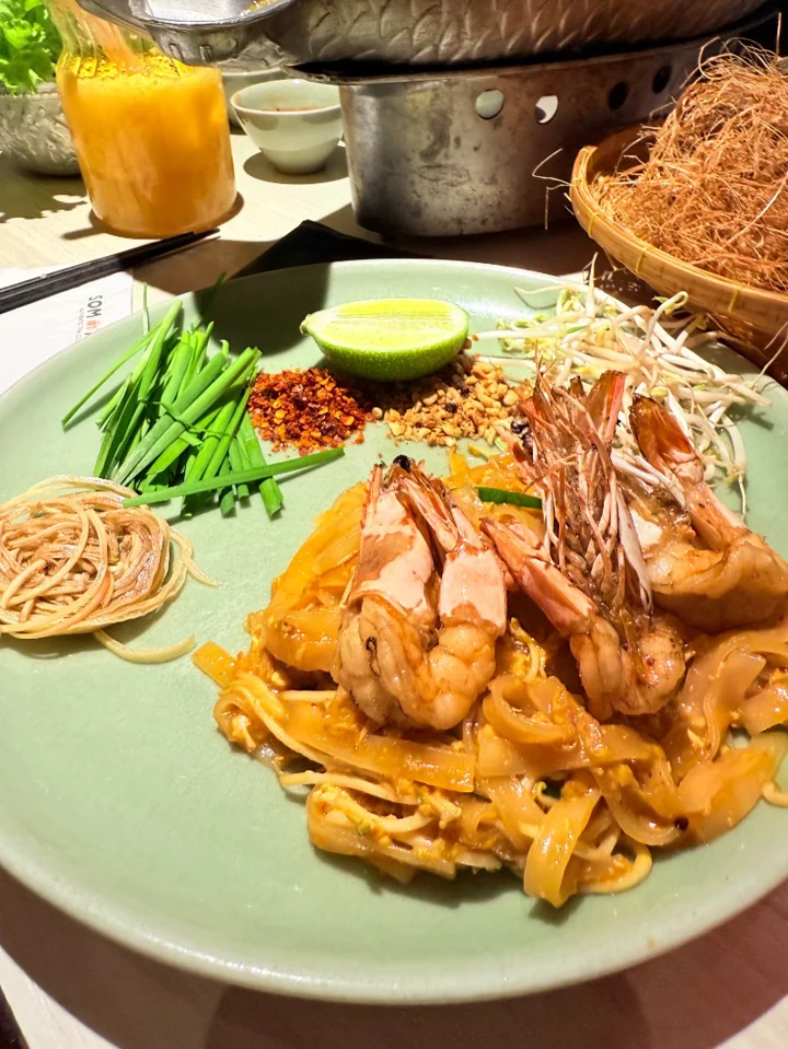 Som Tum Thai - Estella
오랜만에 태국 여행 땡기게 하는 타이식당 🇹🇭

예전엔 가끔 찾아 먹던 타이 음식이, 동남아 살다 보니 오히려 관심 밖이었는데…
여기 덕분에 오랜만에 맛있게 점심 즐겼네요 😋😋 

호치민에서 팟타이 생각날 때 딱 좋은 곳!

#SomTumThai #호치민타이식당 #호치민팟타이맛집 | HyunSoo