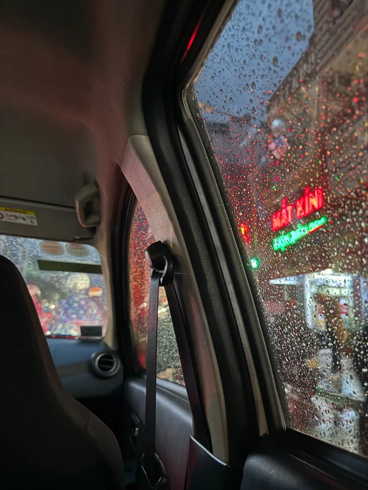 그랩 오토바이 탈까 하다가, 모르고 자동차를 콜해서 탔는데…
하필 또 이렇게 비가 😅

완전 럭키비키 아니냐고요? ㅎㅎ
우기야, 너는 도대체 언제 끝나는 거니…?

#호치민우기 #베트남일상 | Minxxy