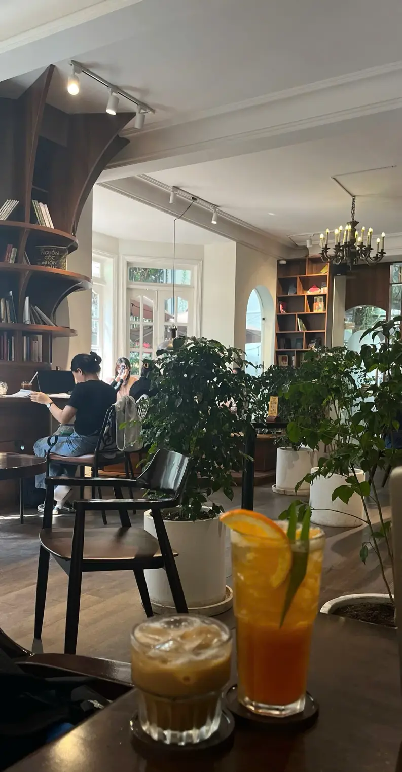 The Wiselands Coffee - Book café in HCM ~ | 책 읽는 걸 좋아하고, 책과 커피를 함께 즐길 수 있는 공간을 찾고 있다면, The Wiselands Coffee(디엔비엔푸 216번지, 3군)에 한 번 들러보세요.
카페는 넓고 조용하며, 식물이 가득해서 분위기는 넘 편안해요. 무엇보다 5,000권이 넘는 다양한 장르의 ... | Thu_Phan