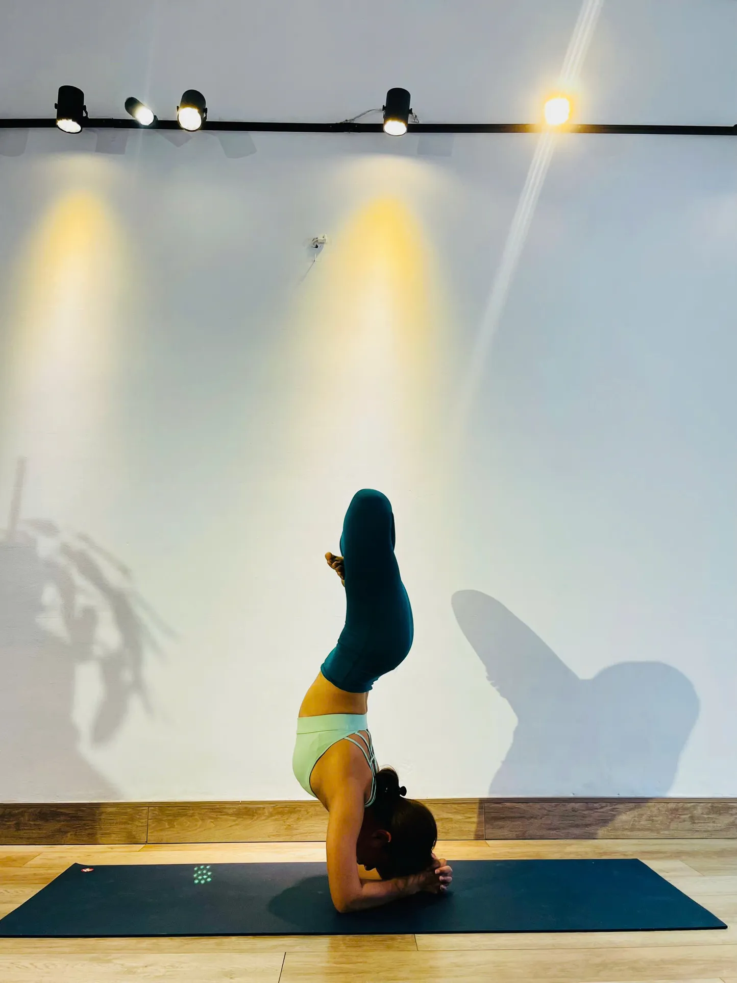 WITH A YOGA EXPERT WITH 10 YEARS OF EXPERIENCE IN EFFECTIVELY AND SAFELY CARING FOR YOUR BODY - 1