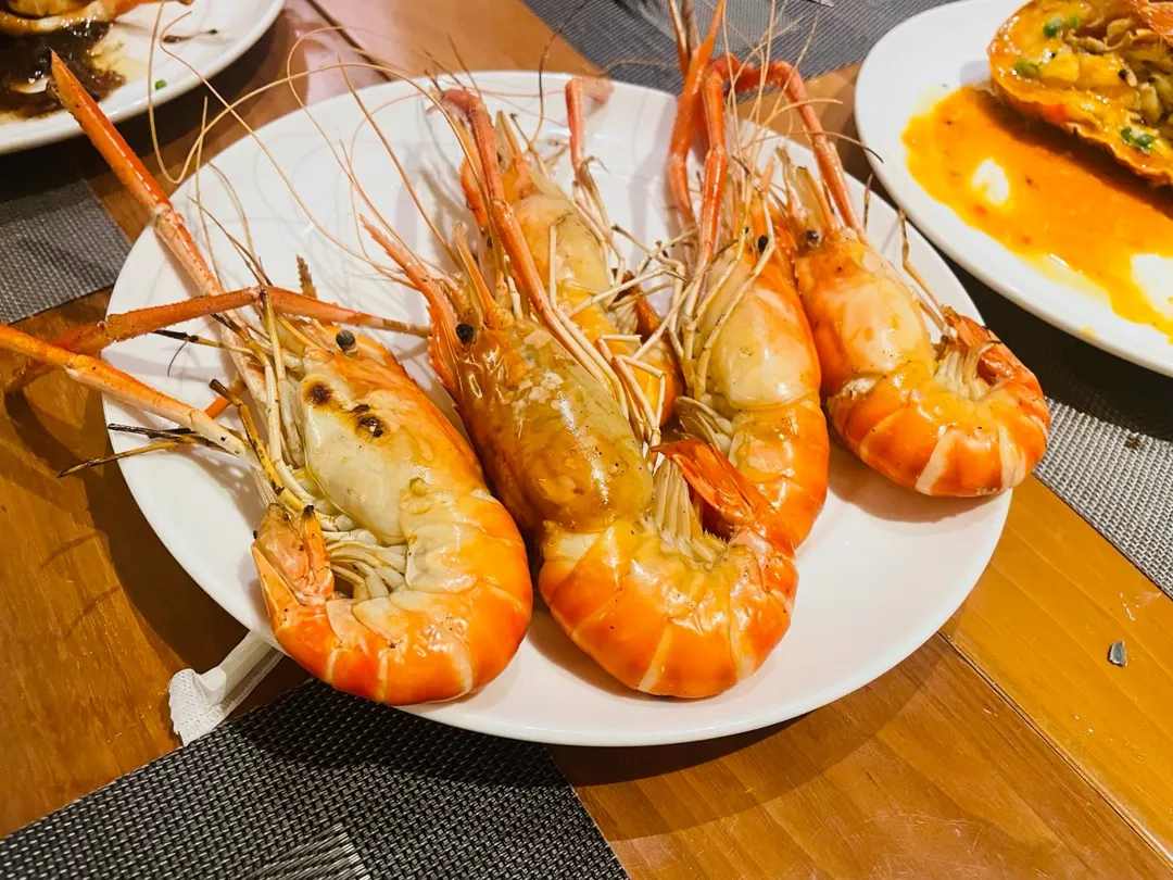 오늘은 특별한 날이라 오랜만에 외식! 🍽️✨
니코 사이공 랍스터 무한 뷔페 다녀왔어요.

랍스터가 계속 리필되는 이 행복… 
먹느라 사진은 몇 장 못 찍었지만, 확실한 건 배 터지게 먹고 옴.

가끔은 이런 호사도 필요하지 않겠어요? 😆 | Bubbleluv