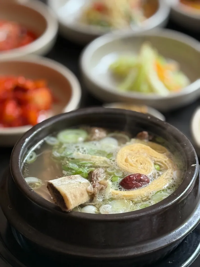 며칠 동안 감기 때문에 제대로 된 음식도 못 먹고 살았는데,
드디어 입맛 돌아옴. 🎉

뭔가 든든한 거 먹어야 할 것 같아서,
몸보신 겸 "1군 몸보신"에서 갈비탕 한 그릇 원샷. 

따뜻한 국물 들어가니까 살 것 같다.
돌아온 내 건강, 칭찬해! 👏👏

#몸보신 #건강이제일 | HyunSoo